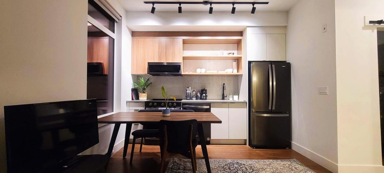Ironworks Studio By Iris Properties! Villa Виктория Екстериор снимка